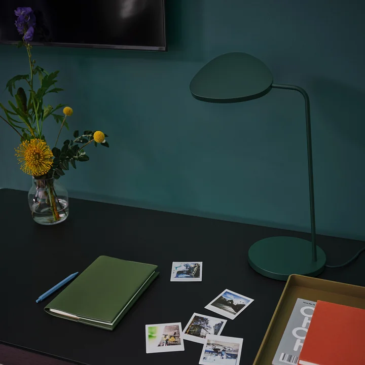 Muuto - Leaf LED table lamp, dark green