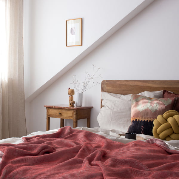 Bedroom decoration in red and earth tones