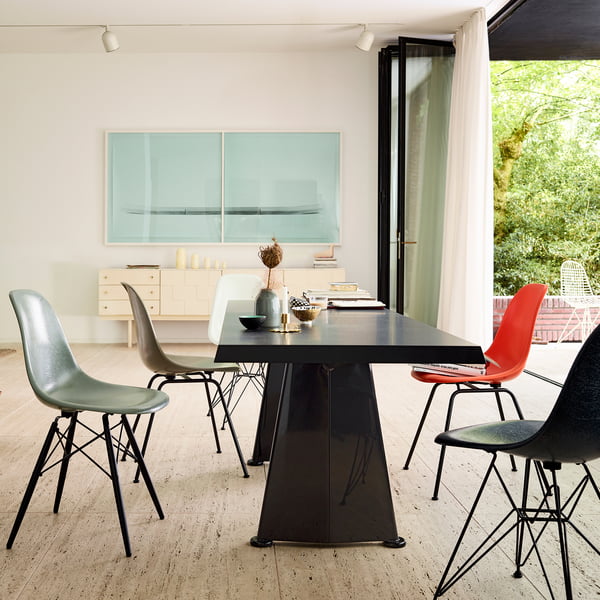 Eames Fiberglass Side Chair from Vitra at the dining table