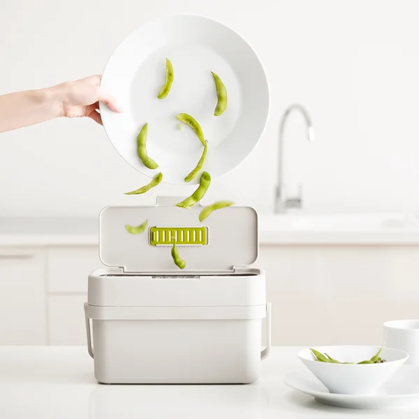 Compo 4 organic trash can from Joseph Joseph in gray