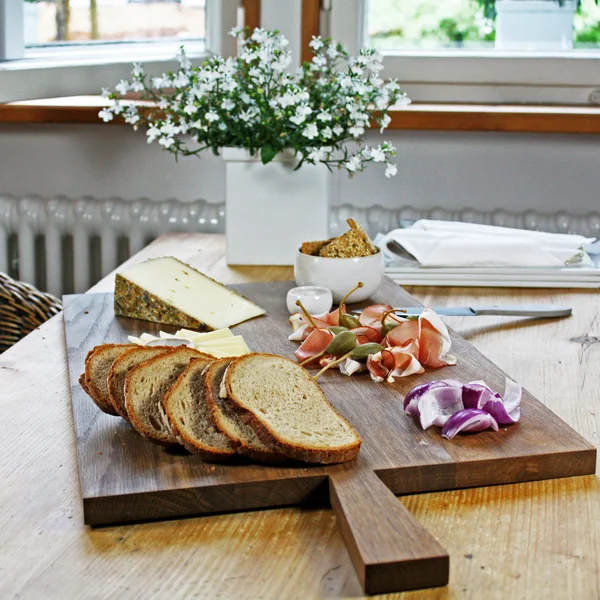 Cutting board with handle from Raumgestalt
