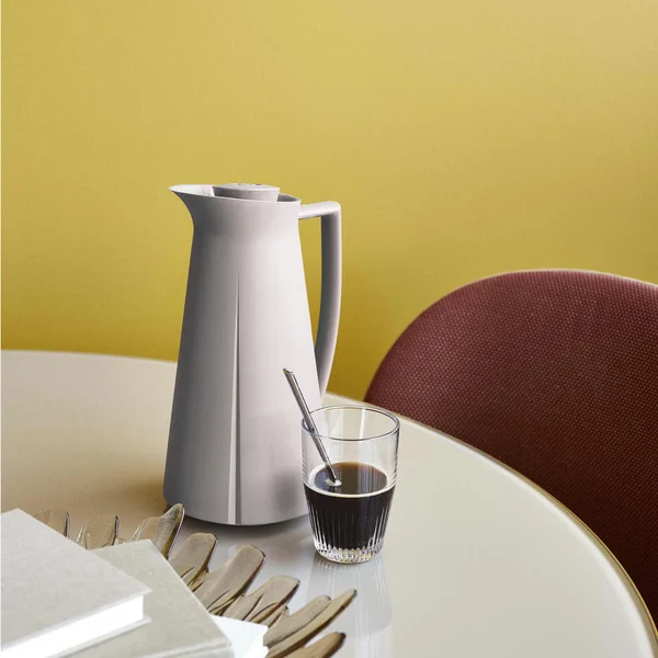 Vacuum jug for hot and cold drinks