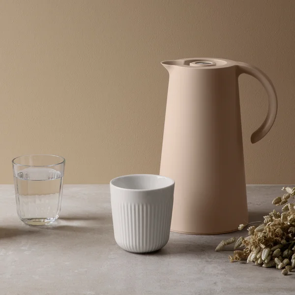 Rise Vacuum jug 1 l from Eva Solo in color soft beige